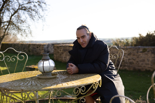 『ジョン・ガリアーノ 世界一愚かな天才デザイナー』© 2023 KGB Films JG Ltd