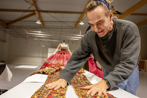 『ジョン・ガリアーノ 世界一愚かな天才デザイナー』© 2023 KGB Films JG Ltd