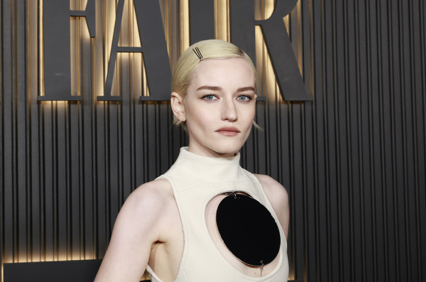 ジュリア・ガーナー Photo by Emma McIntyre/Getty Images for Vanity Fair