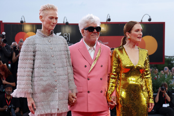 ティルダ・スウィントン＆ペドロ・アルモドバル＆ジュリアン・ムーア Photo by Vittorio Zunino Celotto/Getty Images