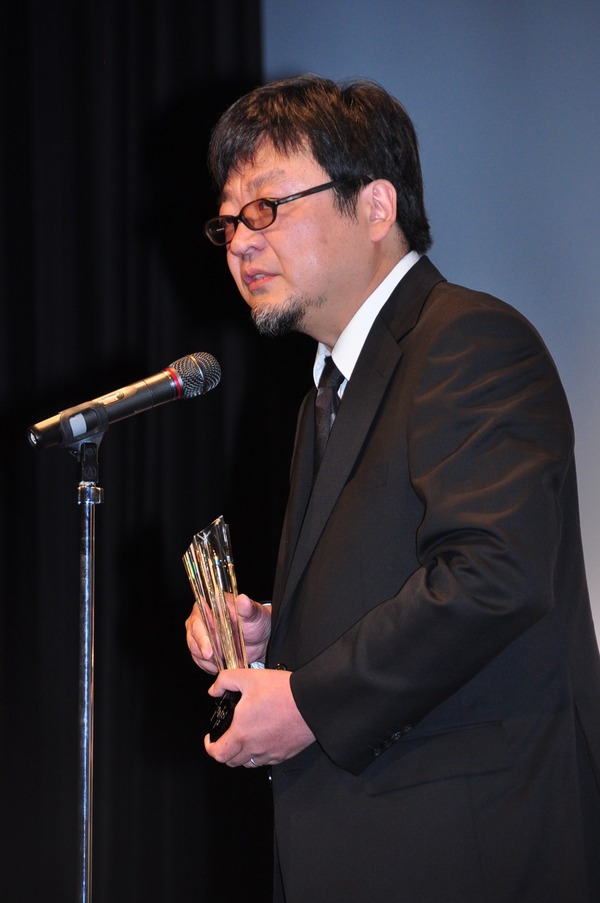 「日本シアタースタッフ映画祭」の授賞式でスピーチをする細田守監督