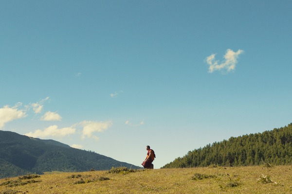 『お坊さまと鉄砲』(c) 2023 Dangphu Dingphu: A 3 Pigs Production & Journey to the East Films Ltd. All rights reserved