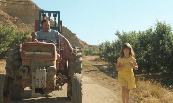 『太陽と桃の歌』© 2022 AVALON PC / ELASTICA FILMS / VILAÜT FILMS / KINO PRODUZIONI / ALCARRÀS FILM AI