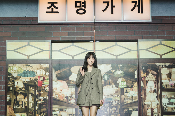 パク・ボヨン「照明店の客人たち」© 2024 Disney and its related entities