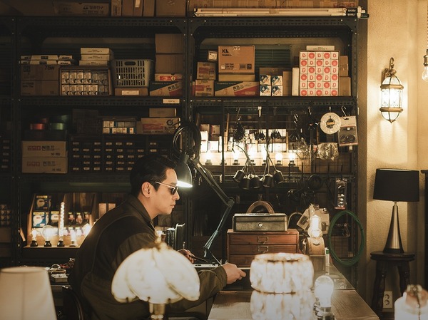 血まみれのチュ・ジフンに一体何が…？Disney+『照明店の客人たち』の伏線回収に期待！