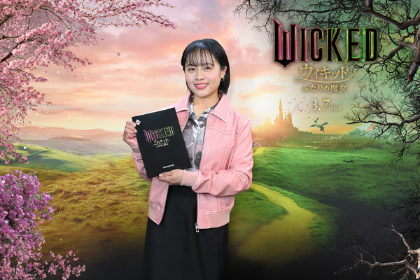 清水美依紗（グリンダ役）『ウィキッド ふたりの魔女』© Universal Studios. All Rights Reserved.