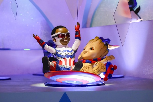 「イッツ・ア・スモールワールドwithグルート」サム＆グルート(C) 2025 MARVEL.