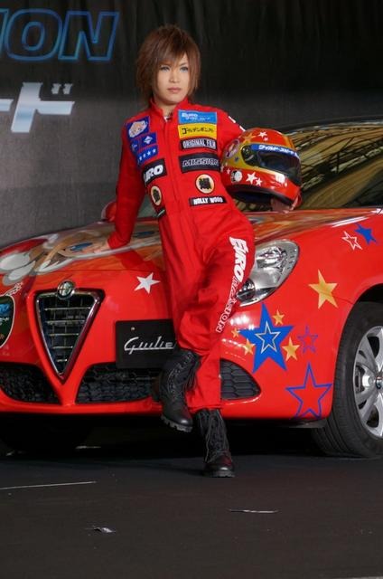 ゴールデンボンバーと映画『ワイルド・スピード EURO MISSION』のコラボレーションによる“痛車”が披露された