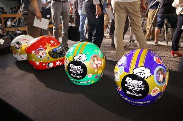 ゴールデンボンバーと映画『ワイルド・スピード EURO MISSION』のコラボレーションによる“痛車”が披露された