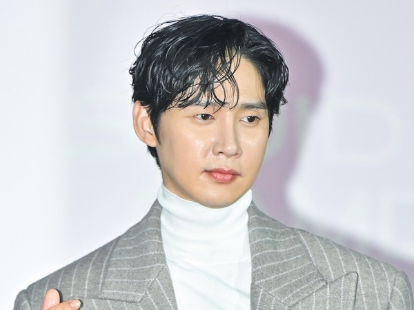 “SNS誤投稿”で自粛中のパク・ソンフン、復帰の可能性。同事務所のハン・ジミンと共演なるか