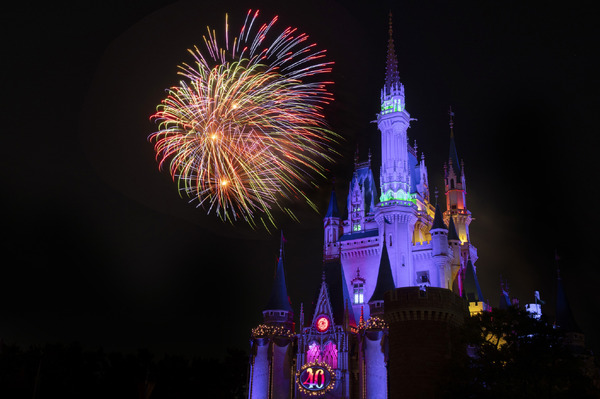 パレード・花火にキャッスルプロジェクション！東京ディズニーランドで3種のナイトエンターテインメントを満喫