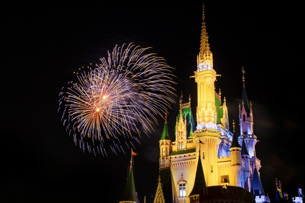 パレード・花火にキャッスルプロジェクション！東京ディズニーランドで3種のナイトエンターテインメントを満喫