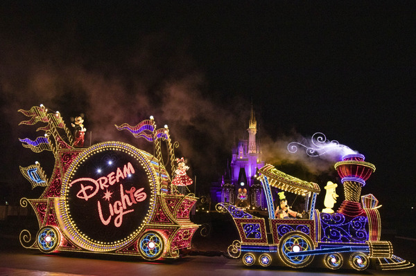 パレード・花火にキャッスルプロジェクション！東京ディズニーランドで3種のナイトエンターテインメントを満喫