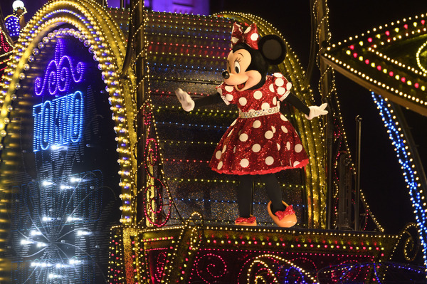 パレード・花火にキャッスルプロジェクション！東京ディズニーランドで3種のナイトエンターテインメントを満喫