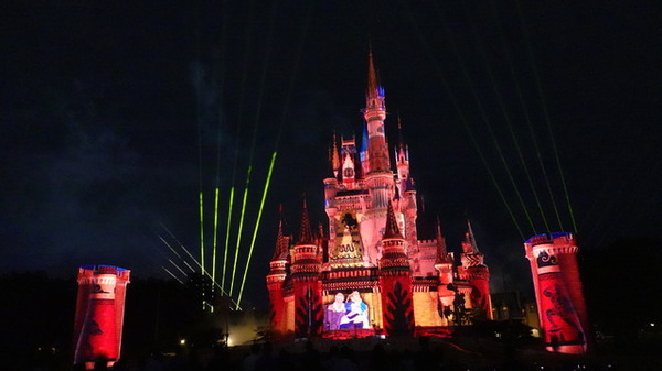パレード・花火にキャッスルプロジェクション！東京ディズニーランドで3種のナイトエンターテインメントを満喫