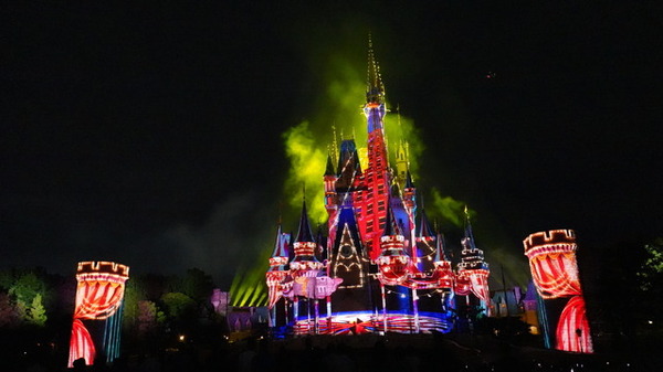 パレード・花火にキャッスルプロジェクション！東京ディズニーランドで3種のナイトエンターテインメントを満喫