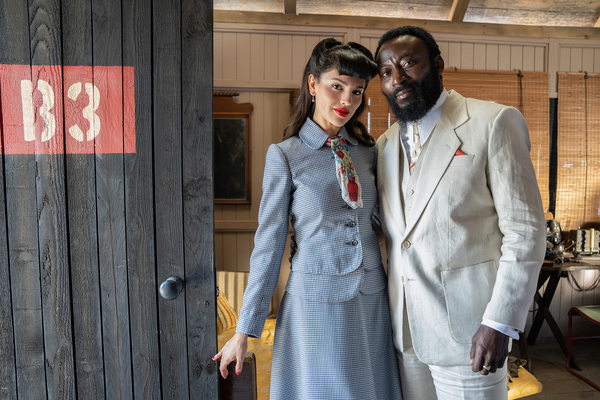 『アンジェントルメン』© 2024 Postmaster Productions Limited. All Rights Reserved.