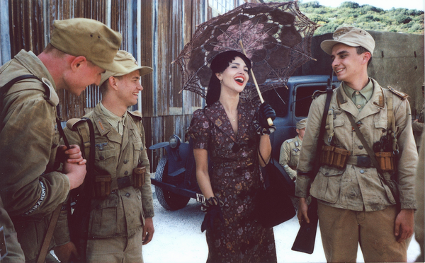 『アンジェントルメン』© 2024 Postmaster Productions Limited. All Rights Reserved.