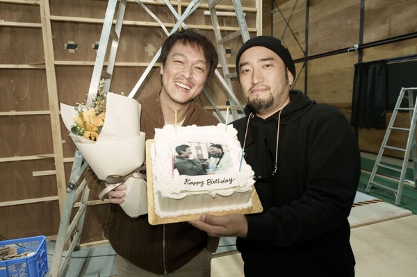 古川豪監督と『金子差入店』(C)2025「金子差入店」製作委員会