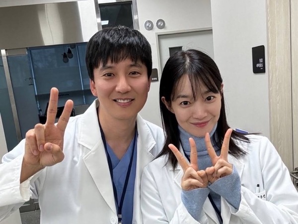 ぜひラブコメを…！『悪縁』特別出演のキム・ナムギル、恋人役のシン・ミナと“仲良しショット”【PHOTO】