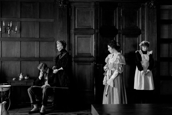 『ガール・ウィズ・ニードル』© NORDISK FILM PRODUCTION / LAVA FILMS / NORDISK FILM PRODUCTION SVERIGE 2024