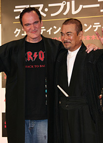 盟友（？）・千葉真一との再会を喜ぶタランティーノ監督