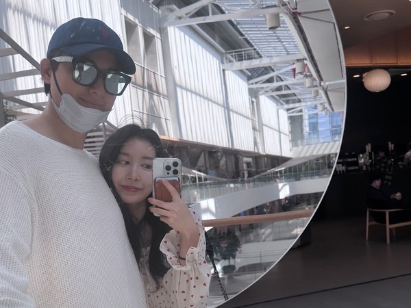“推し”だった韓国スターと結婚した日本人女性、「久しぶりのデート」で幸せオーラ全開！【PHOTO】