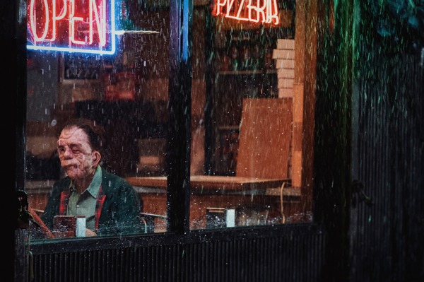 『顔を捨てた男』© 2023 FACES OFF RIGHTS LLC. ALL RIGHTS RESERVED.