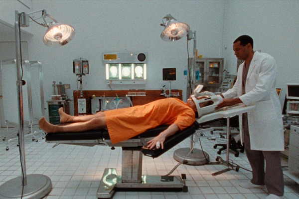 『顔を捨てた男』© 2023 FACES OFF RIGHTS LLC. ALL RIGHTS RESERVED.