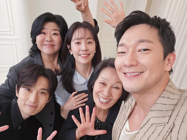 家族写真みたい！ハン・ジミンが公開した『君は天国でも美しい』キャスト集合写真に反響【PHOTO】