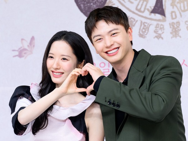 “本当に仲良し”『鬼宮』主演ユク・ソンジェ、制作発表会で「リアル親友」を大絶賛！