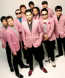 新感覚カー・アクションにのせて熱い音楽を届けてくれるスカパラ