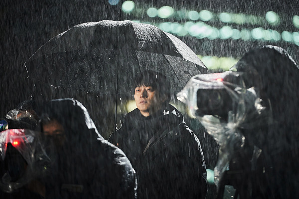 『プロット 殺人設計者』© 2024 NEXT ENTERTAINMENT WORLD & ZIP CINEMA. All Rights Reserved.