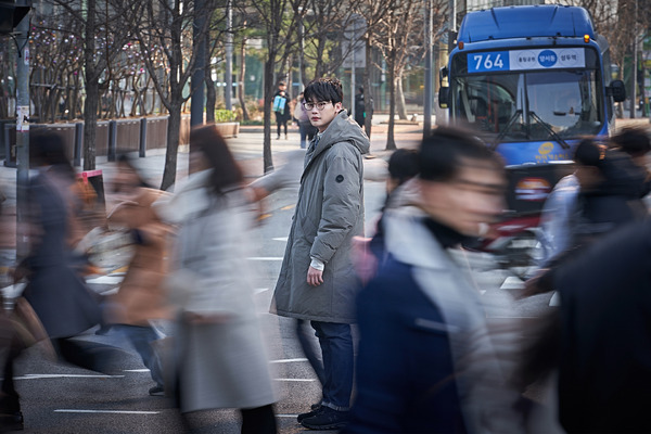 『プロット 殺人設計者』© 2024 NEXT ENTERTAINMENT WORLD & ZIP CINEMA. All Rights Reserved.