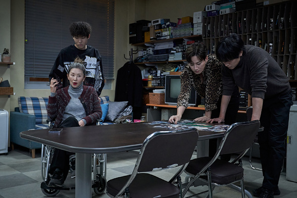 『プロット 殺人設計者』© 2024 NEXT ENTERTAINMENT WORLD & ZIP CINEMA. All Rights Reserved.