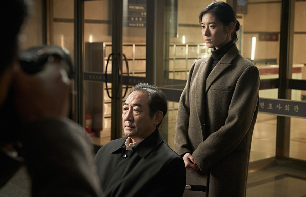 『プロット 殺人設計者』© 2024 NEXT ENTERTAINMENT WORLD & ZIP CINEMA. All Rights Reserved.