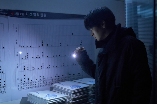 『プロット 殺人設計者』© 2024 NEXT ENTERTAINMENT WORLD & ZIP CINEMA. All Rights Reserved.