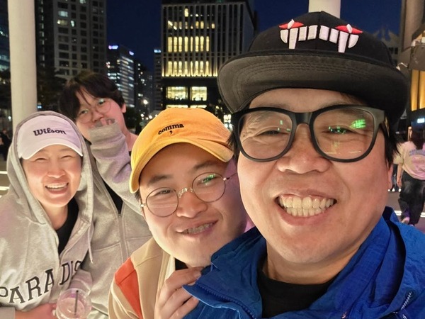 『太陽を抱く月』出演俳優、親孝行過ぎる息子のおかげで一家団欒のひととき！“素敵な家族”【PHOTO】