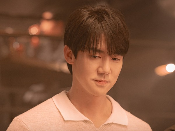 “永遠のあしながおじさん” ユ・ヨンソクが特別出演！黒髪でさらに落ち着いた雰囲気を披露【PHOTO】