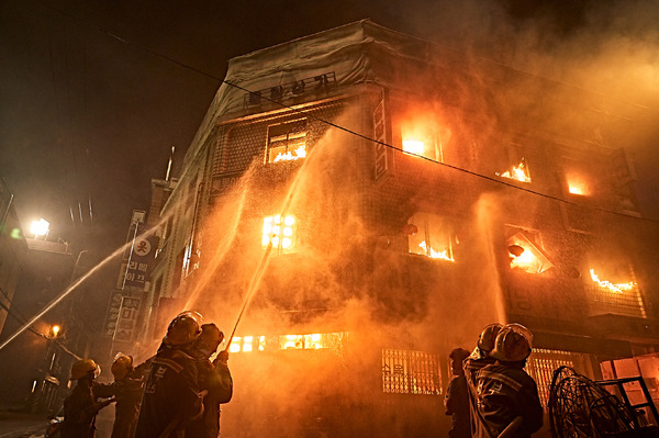 『消防士　2001年、闘いの真実』© 2024 BY4M STUDIO & ASK ROAD PICTURES & ASCENDIO All Rights Reserved.