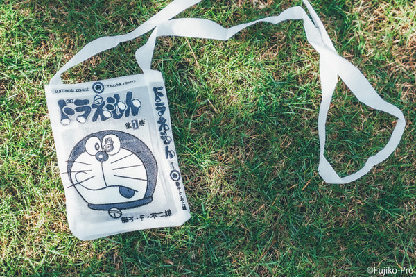 川崎市 藤子・F・不二雄ミュージアムにて「Brigitte Tanaka」コラボアイテムを発売。「SAC COUVERTURE MANGA DORAEMON（サコッシュ）」（C）Fujiko-Pro