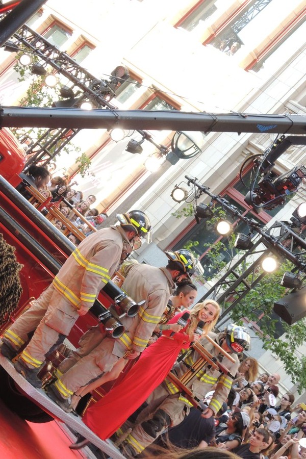 消防車に乗ってMCが到着