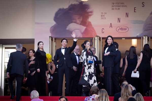 レッドカーペット『遠い山なみの光』© Kazuko Wakayama