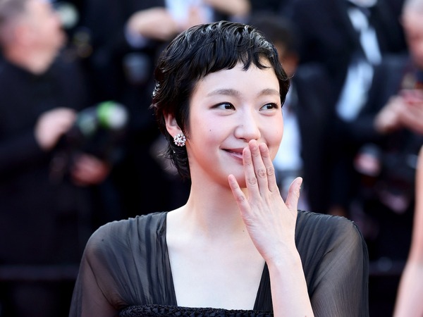 キム・ゴウン、カンヌ国際映画祭で独自のオーラを放つ！“地中海の風と共にコーヒータイム”