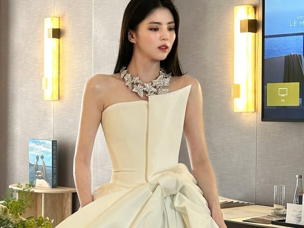 ハン・ソヒ、優雅な佇まいでレッドカーペットを彩った！カンヌ映画祭で放った“恍惚感”【PHOTO】