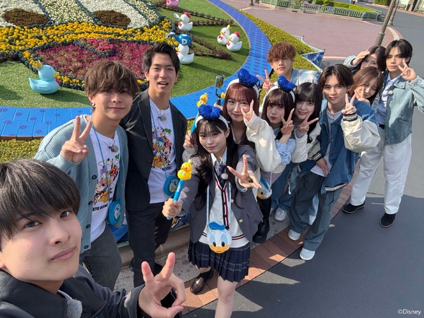 「メンバー大集合で春の大遠足！」©Disney