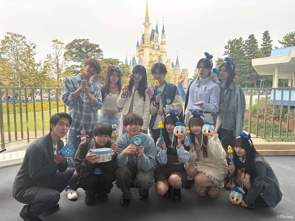 「メンバー大集合で春の大遠足！」©Disney