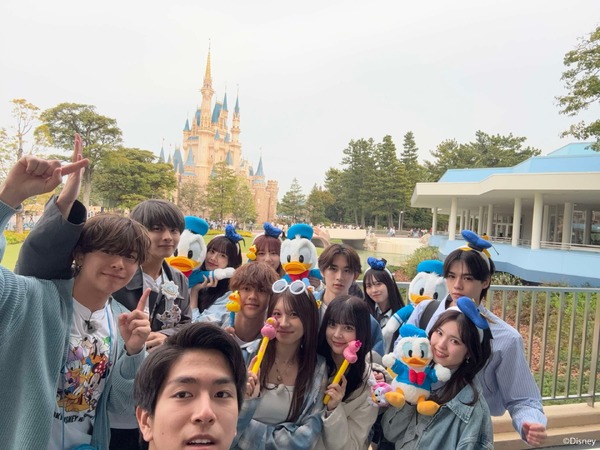 「メンバー大集合で春の大遠足！」©Disney