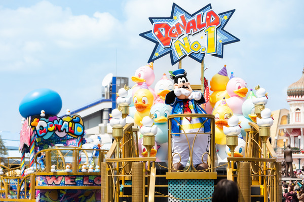 公演中のパレード「クワッキーセレブレーション★ドナルド・ザ・レジェンド！」※「ドナルドのバースデーグリーティング」ではありません