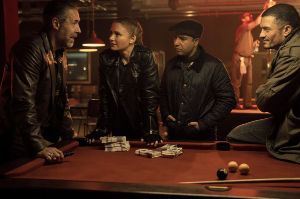 『ディープ・カバー ～即興潜入捜査～』© 2024 COPERTURA PRODUCTIONS LTD. ALL RIGHTS RESERVED.